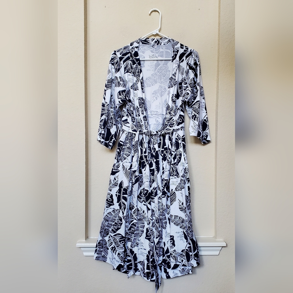 Baby Be Mine Maternity Leaf Pattern Robe.  Size S/M